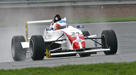 I ensom majestæt kørte MNJ’eren i front for regnvejrs-heatet på Sachsenring